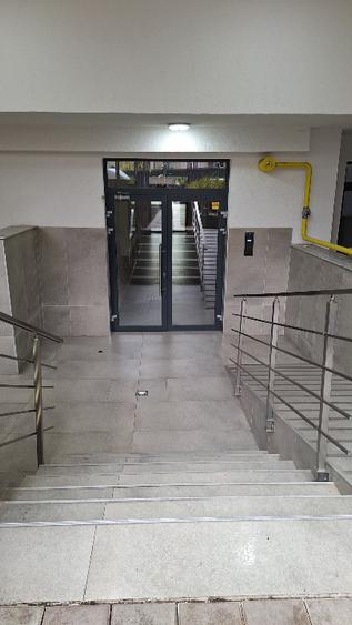 Inchiriez, apartament nou, doua camere, Central Adress.