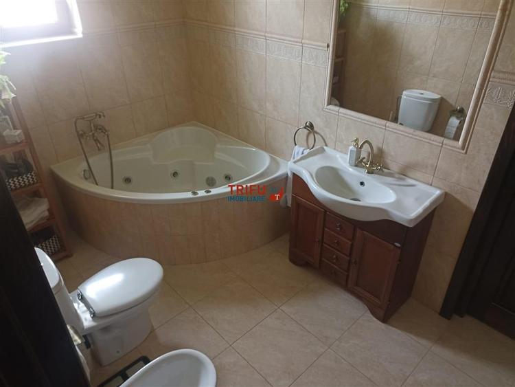 Casa de vanzare 5 camere 560 mp teren Cetate !