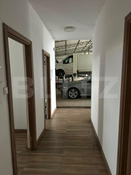 Service auto complet echipat de închiriat, 400 mp, Parcare generoasă