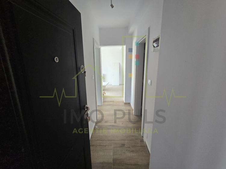 Apartament la parter cu balcon. Bucatarie separata. Loc de parcare