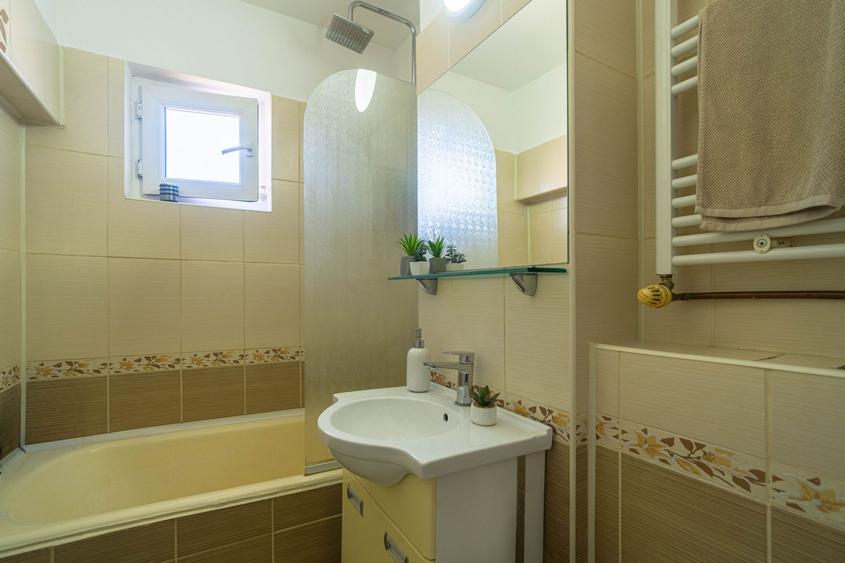 Apartament 5 camere Vlaicu – Renovat, 2 băi, centrală proprie
