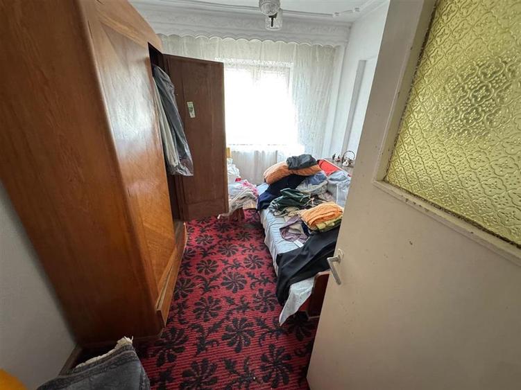 Apartament 3 camere, 70mp, etaj 4/4 cu acoperis, zona Casa de Cultura