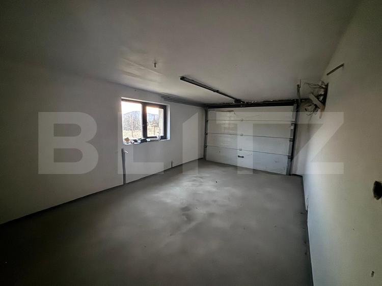 Casa de vanzare, cu 5 camere, 460 mp+teren 5800 mp, 10 km de Bistrita