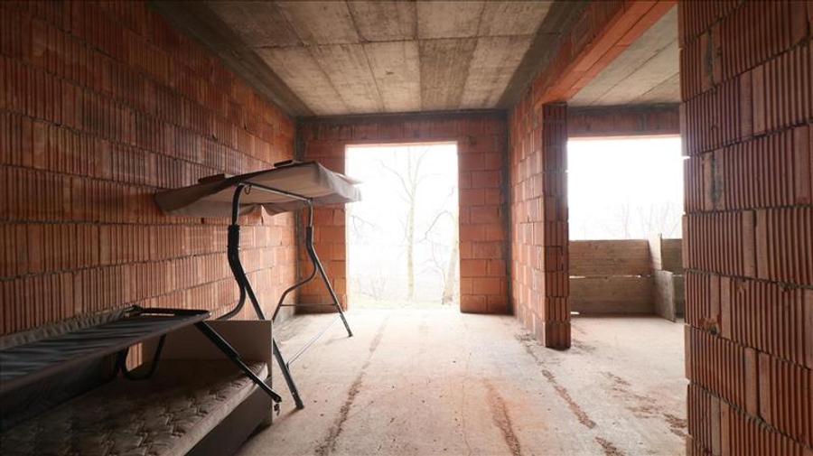 Casa cu 8 camere, 900 mp teren, la rosu in Rediu
