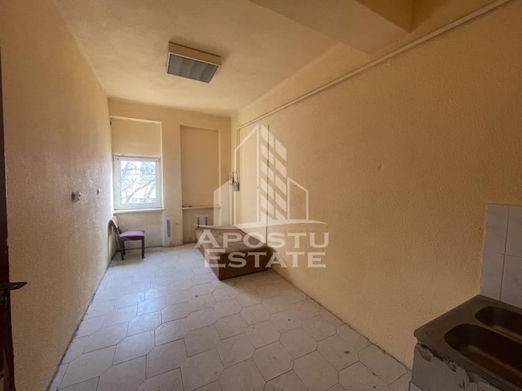 Spatiu comercial 1050 mp si 812 mp teren, in zona Sagului.