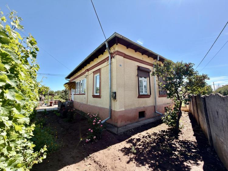 Casă 90 mp, teren de 2.174 mp, zona Coșoveni