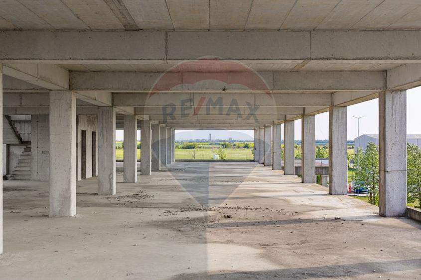 Teren cu construcție de beton, de vânzare, 3754 mp – zona Aradul Nou