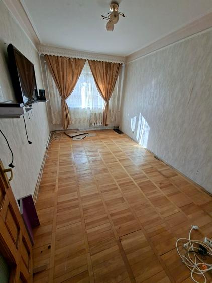 Apartament cu 2 camere decomandat, etajul 2/10, zona Alexandru cel Bun