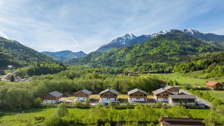 La poalele Bucegilor, ultimul chalet din proiectul Alpinia · Râșnov