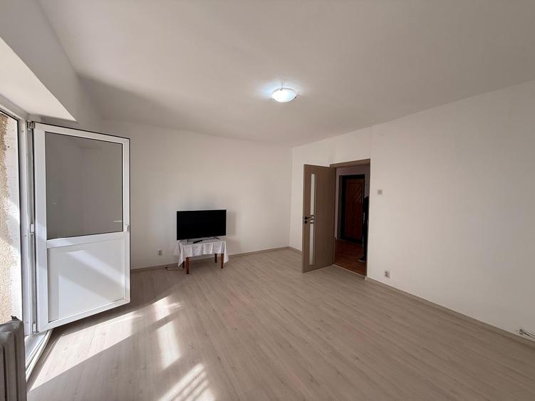 Apartament cu 1 cameră decomandat 40MP - etaj 2/8 cu lift - bloc 1986