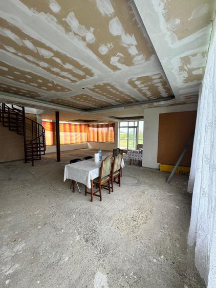 Casă semifinisată cu teren generos – 377 mp utili, 5754 mp teren – ideală pentru
