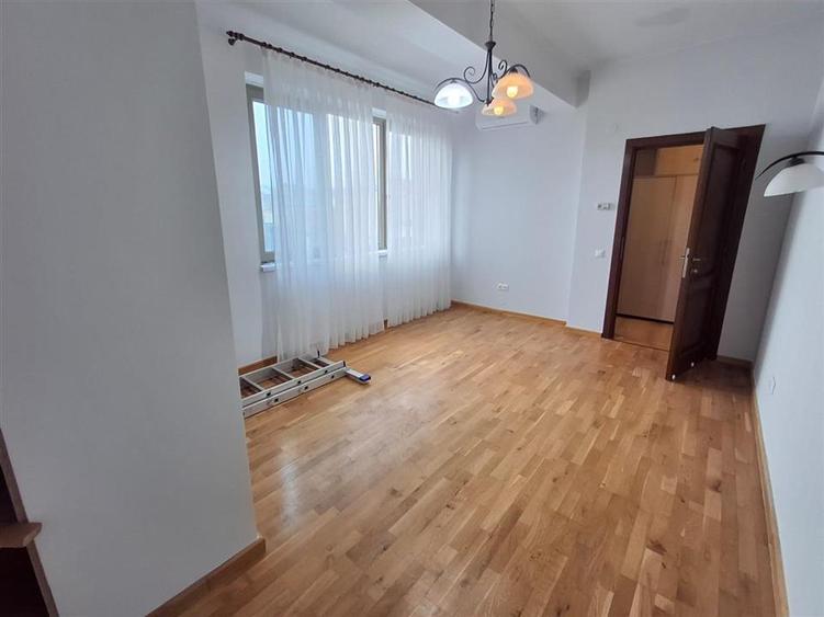 Penthouse 4 camere terasa 50mp parcare zona Centrala
