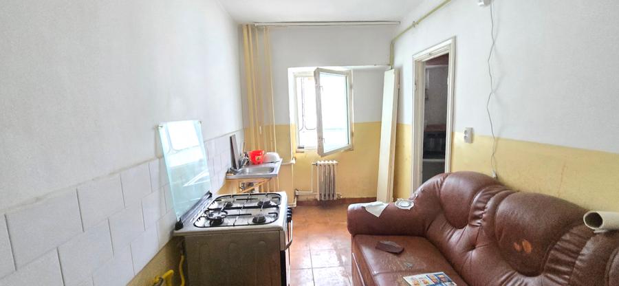 Apartament 3 camere decomandat, 2 bai, balcon inchis, centrala, etaj 1