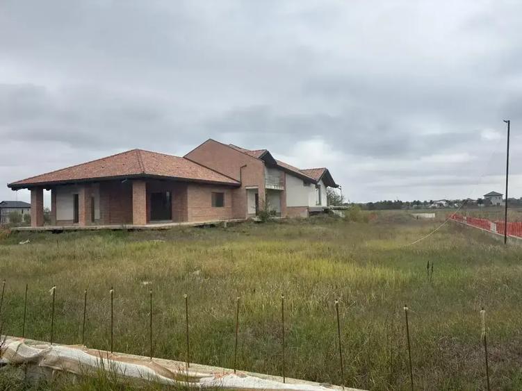 Casa 10 camere Nefinalizata 600 m Utili 2500 m Teren Padure 400 m