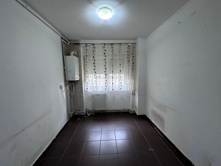 Apartament de 3 camere decomandate lângă parc. - 2