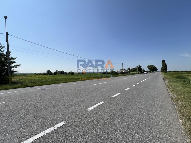 Teren 9969 mp, situat la E85, între două intrări pe autostrada A7 - 3
