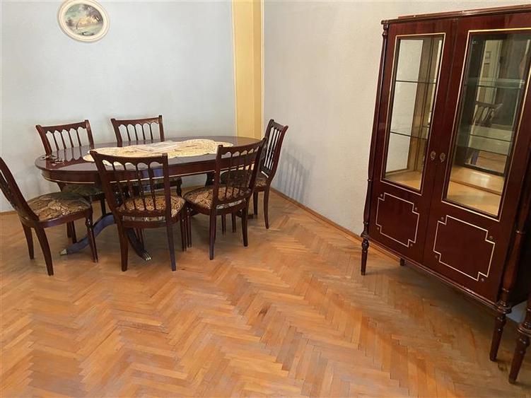 Apartament 3 camere Focsani ,zona centrala , 2 bai , decomandat , liber