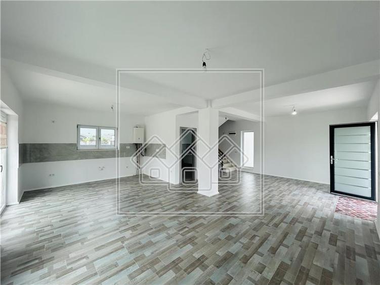 Casa noua de vanzare, 4 camere, 2 bai, terasa 21 mp, zona linistita