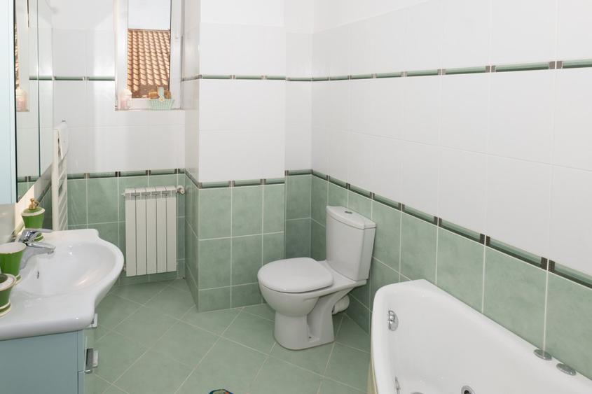 Proprietate pe lac cu potențial de reconversie premium