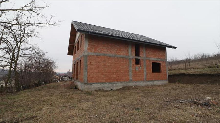 Casa cu 8 camere, 900 mp teren, la rosu in Rediu