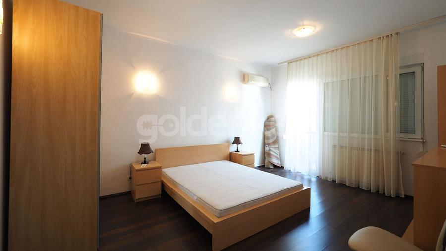 Apartament cu 3 camere mobilat, loc de parcare