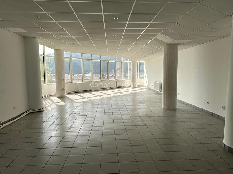 Clădire emblematică de vânzare în Piatra Neamț – fost sediu de firmă - 2