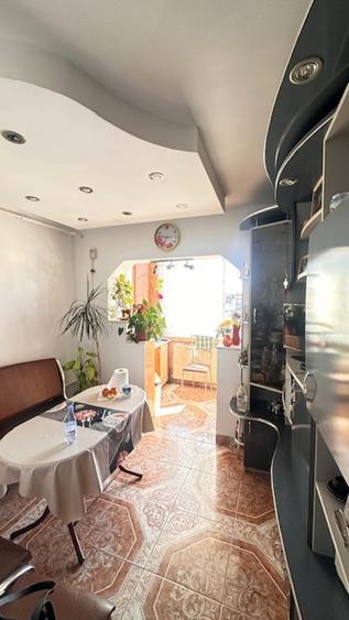 ZONA REPUBLICII (Sf.IOAN) 3camere etaj 4- acoperis,finisat si mobilat!