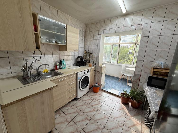 3 Camere Et.1/4 An constructie 1984 Zona Apusului - Metrou Gorjului