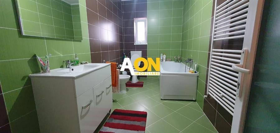 Casa 10 camere, 1000 mp teren, la asfalt, Barabant