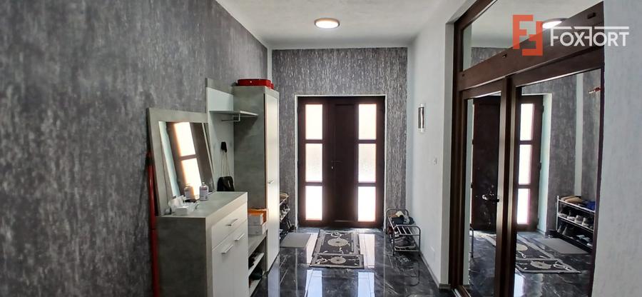 Casa individuala cu 6 camere Parter + 1 Etaj in Comlosu Mare