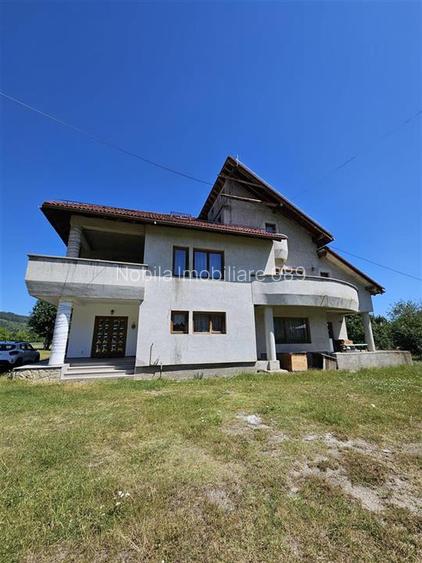 PROPRIETATE EXCEPTIONALA ,TEREN 33.161 MP + RESIDENTA P+1+M - 6
