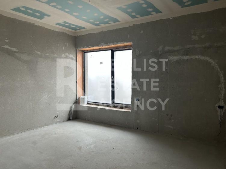 Casă P+1, 315 m² utili | Teren 1.530 m² | Pe malul lacului Ostratu
