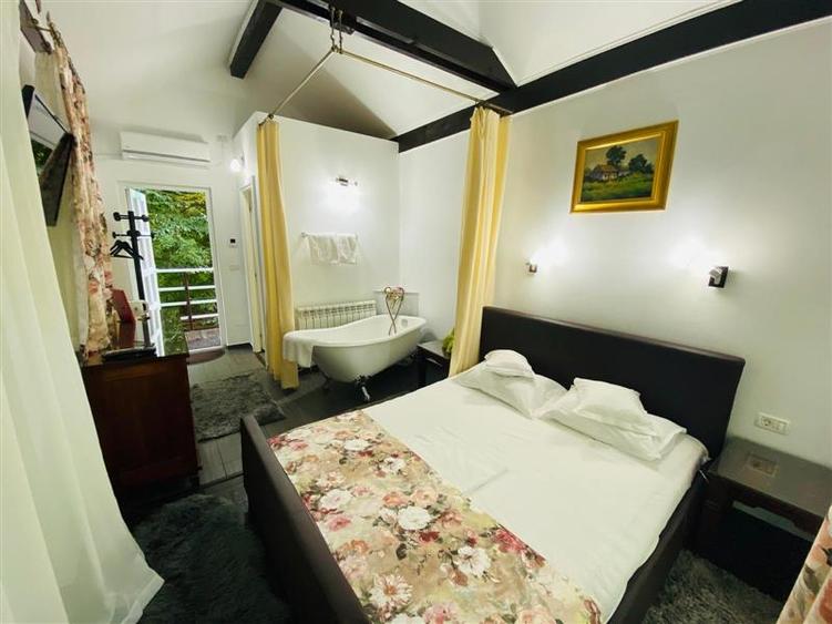 Teren premium cu 2 căsuțe în copac active în regim turistic