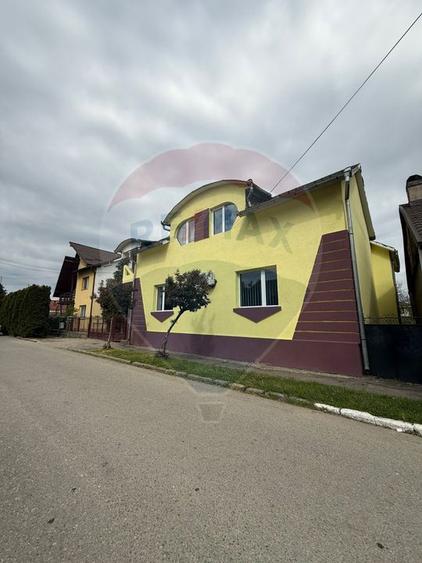 Casă / Vilă cu 6 camere de vânzare