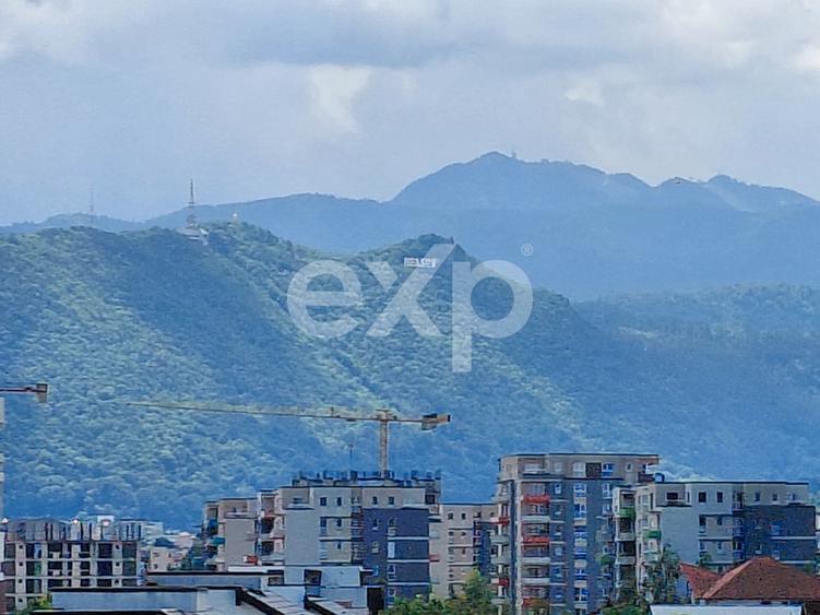 Apartament 2 camere de vânzare – Tractorul, loc parcare 122000 Euro.