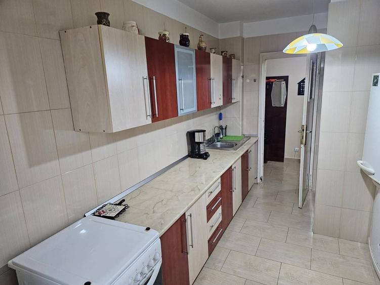 Apartament 3 camere Piața Centrală, etaj 3