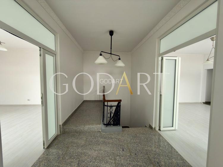 Vila spatioasa | Complet renovată | Central