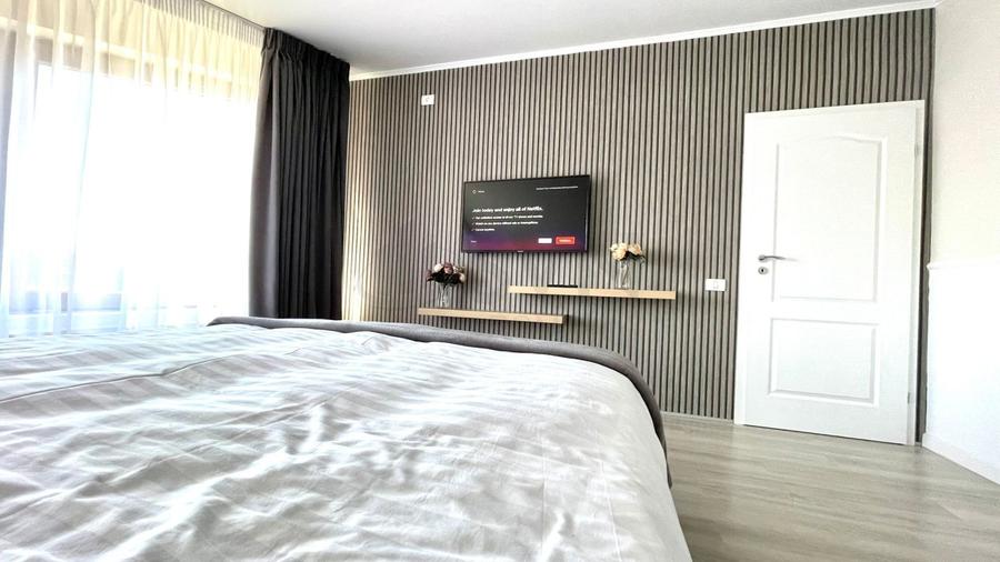 REA1020540 Apartament 8 camere Aviatiei decomandat