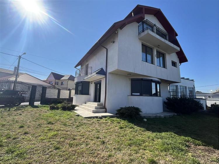 Eleganta la malul lacului- Vila premium cu ponton privat.