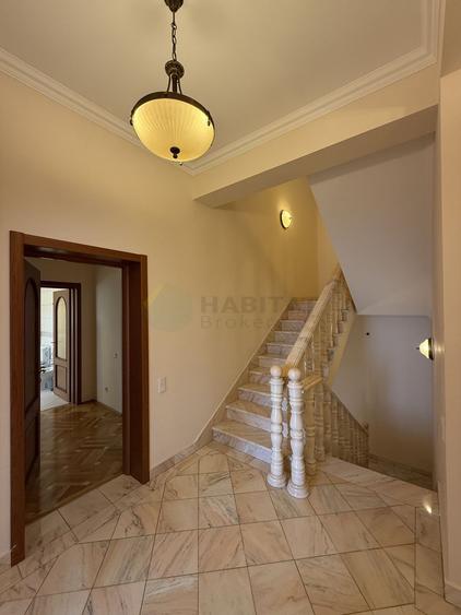 Vila 9 camere cu piscina si teren de 1.000 mp