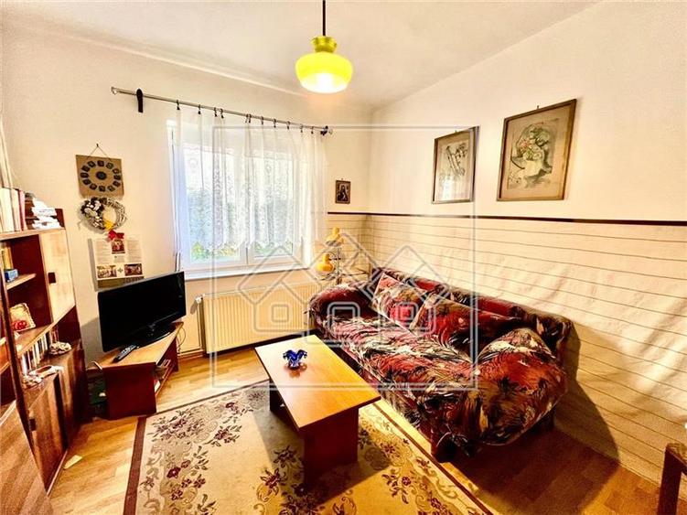Casa de vanzare in Cisnadie - 6 camere, garaj - teren 250 mp