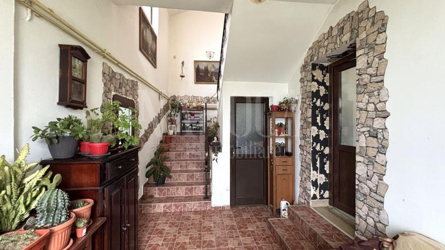 Casa 8 camere de vanzare in Floresti