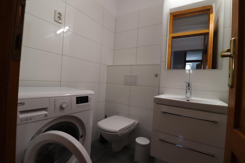 Apartament cu 3 camere si loc de parcare propriu.