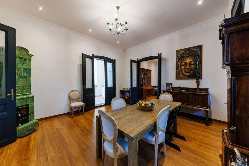 Casa cu Personalitate – Un Amestec Fascinant de Stil Istoric și Contemporan