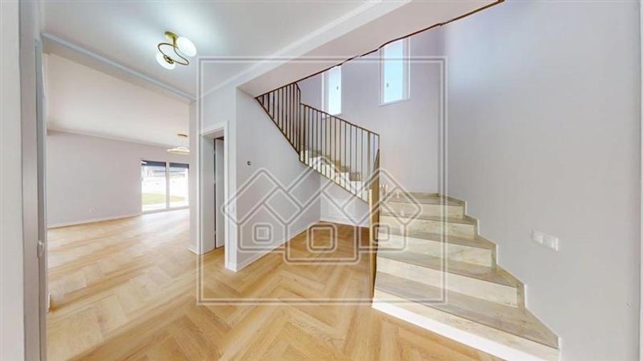 Casa individula de vanzare, teren mare, 4 camere, la cheie, zona buna