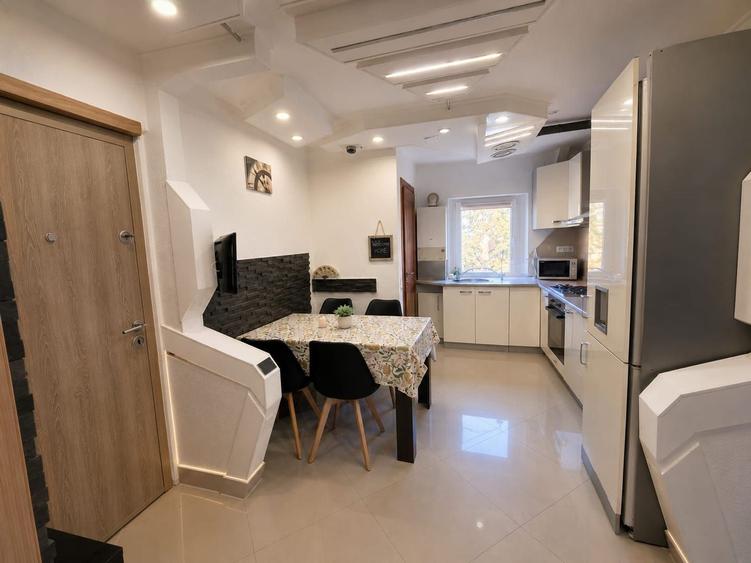 3 camere, 2 bai, decomandat, finisat, Piata Zorilor