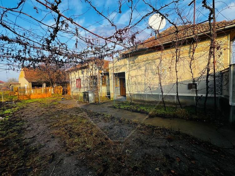 Casă 4 camere in Seitin 2144 teren