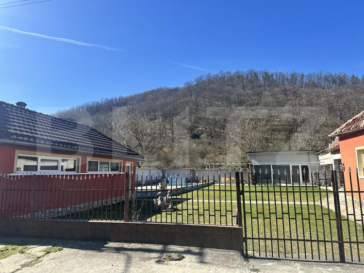 Casă cu piscină și teren generos de 3.298 mp în Lesnic, la 15 minute de Deva