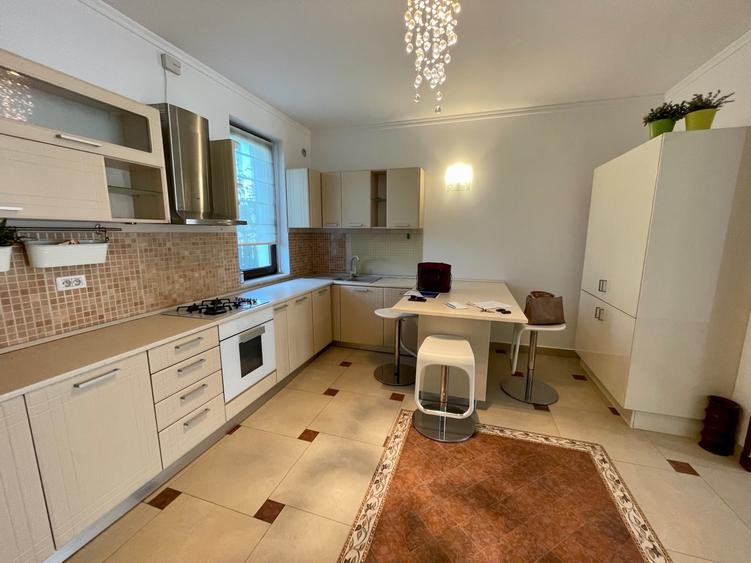 Vila cu Piscina in complex privat -Iancu Nicolae