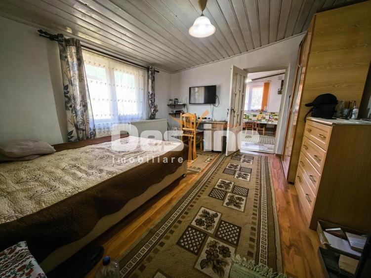 Casă 4 camere și 720 mp teren + beci și anexe
